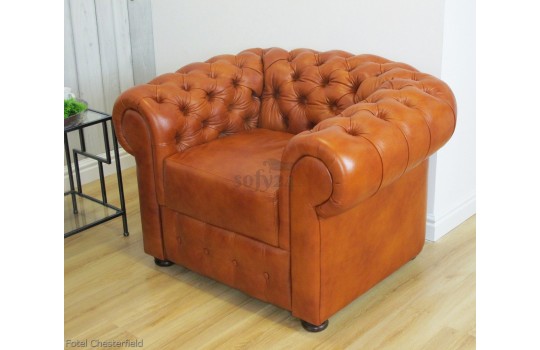 Brązowy fotel chesterfield 