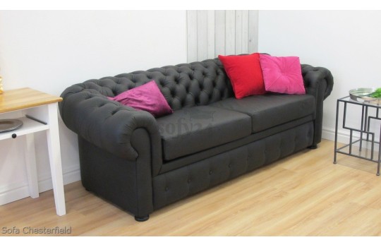 Czarna sofa chesterfield