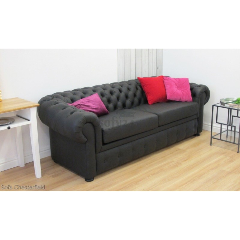 Czarna sofa chesterfield