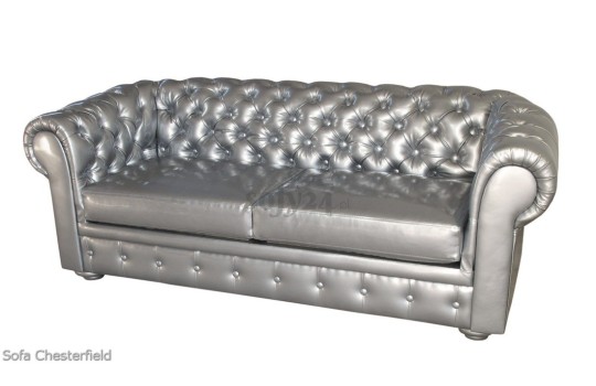 Srebrna sofa chesterfield 