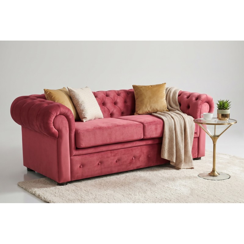 Pikowana skóra na sofie Chesterfield Retro – malinowy odcień, sofa z poduszkami w salonie Pikowana skóra na sofie Chesterfield Retro – malinowy odcień, sofa z poduszkami w salonie