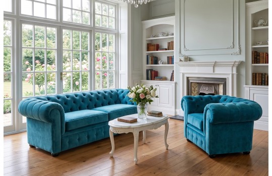 Błękitny fotel Chesterfield Retro – zestaw z sofą w klasycznym wnętrzu z kominkiem Błękitny fotel Chesterfield Retro – zestaw z sofą w klasycznym wnętrzu z kominkiem