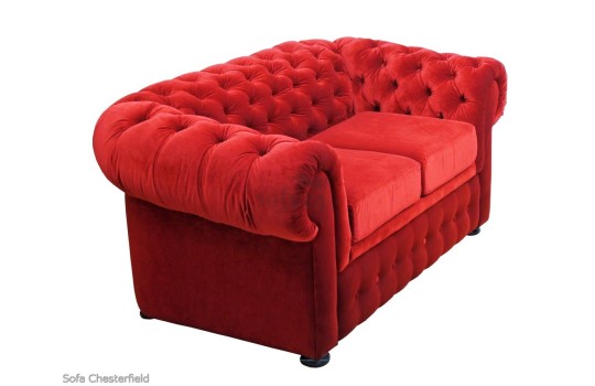 Czerwona sofa chesterfield w pluszowej tkaninie 