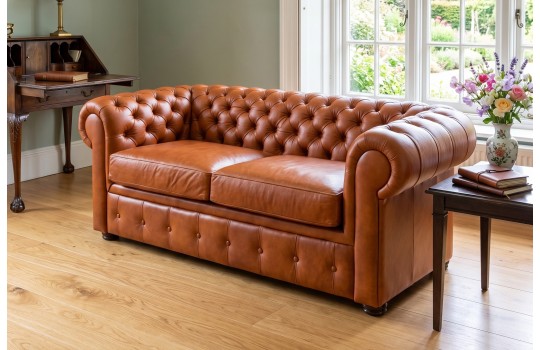 Sofa Chesterfield w skórze naturalnej – brązowa kanapa z pikowanym oparciem i bokami Sofa Chesterfield w skórze naturalnej – brązowa kanapa z pikowanym oparciem i bokami
