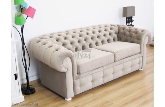 Beżowa kanapa chesterfield retro