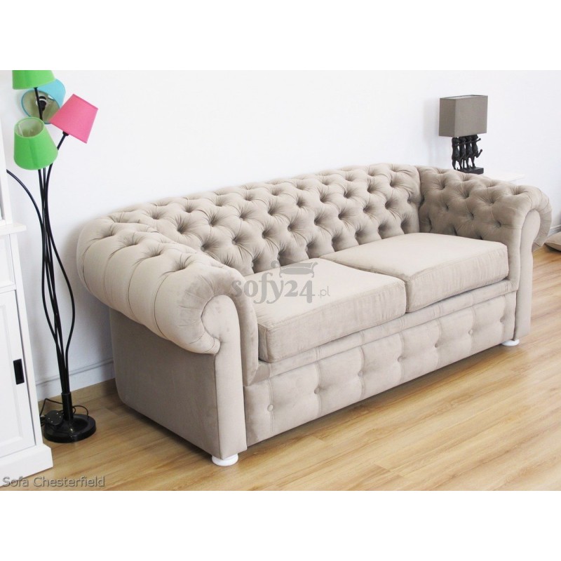 Beżowa kanapa chesterfield retro