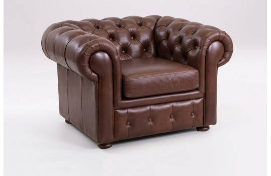 Skórzany fotel Chesterfield Retro w koniaku – pikowane oparcie i szerokie wałki boczne Skórzany fotel Chesterfield Retro w koniaku – pikowane oparcie i szerokie wałki boczne