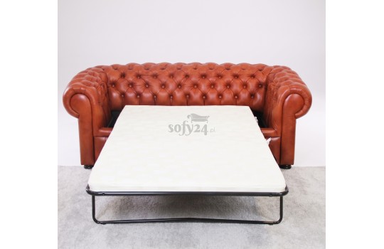 Sofa Chesterfield 2 osobowa z funkcją spania – rozłożona wersja z materacem na stelażu Sofa Chesterfield 2 osobowa z funkcją spania – rozłożona wersja z materacem na stelażu