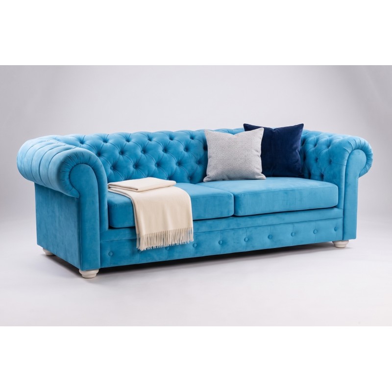 Błękitna sofa Chesterfield Retro – welurowe obicie, pikowane oparcie i szerokie podłokietniki Błękitna sofa Chesterfield Retro – welurowe obicie, pikowane oparcie i szerokie podłokietniki