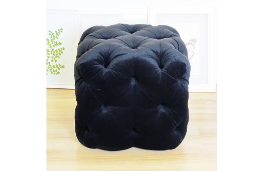 Czarna pikowana pufa Cubo