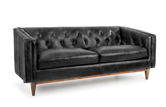 Sofa chesterfield z drewnianymi nogami