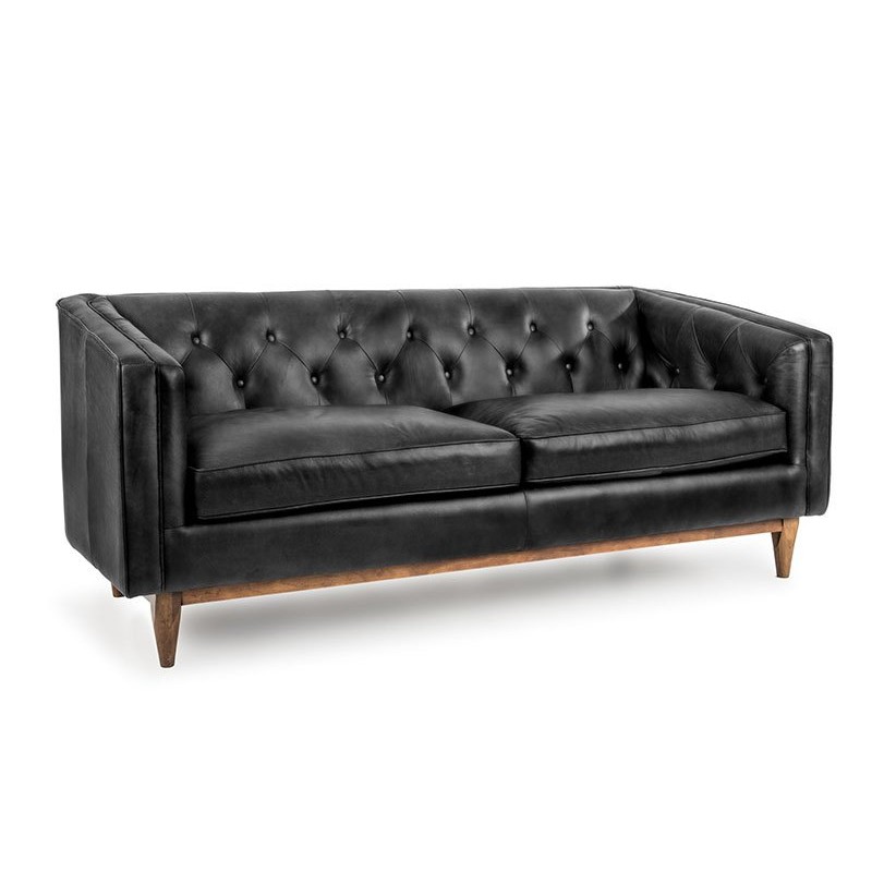 Sofa chesterfield z drewnianymi nogami