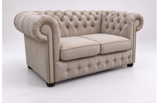 Mała sofa chesterfield Parole 160 cm w brązowej skórze, widok pod kątem