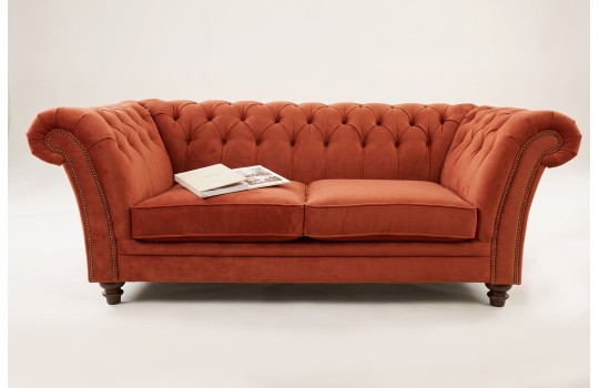 Sofa chesterfield z ćwiekami Aprikola 200 cm w terakotowym welurze