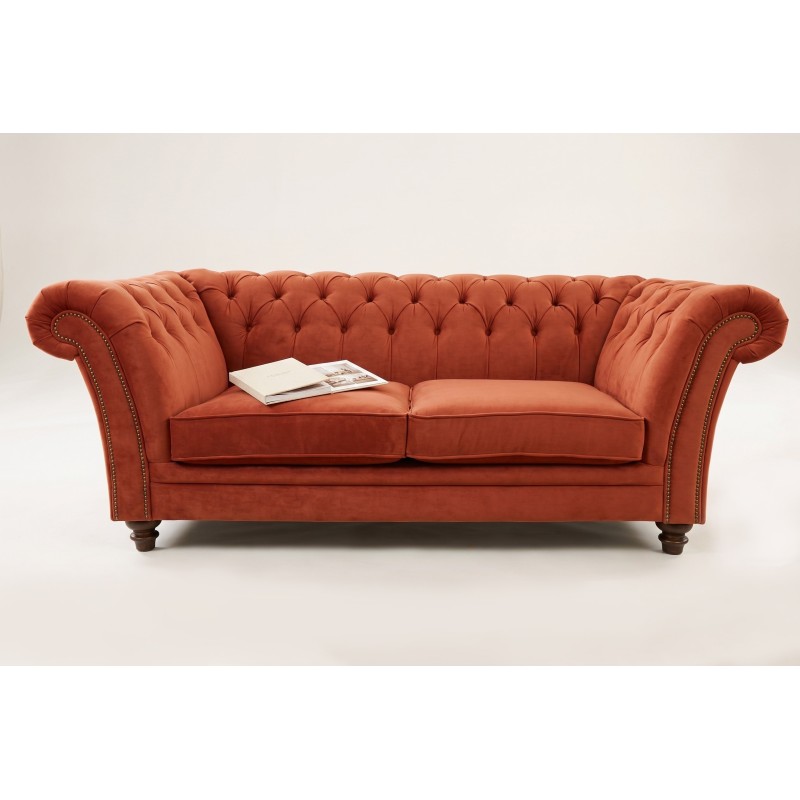 Sofa chesterfield z ćwiekami Aprikola 200 cm w terakotowym welurze Sofa chesterfield z ćwiekami Aprikola 200 cm w terakotowym welurze