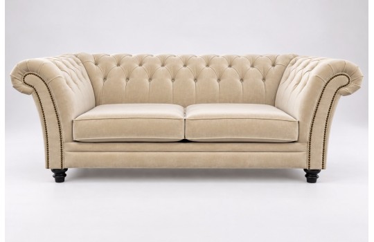 Sofa chesterfield Aprikola 200 cm w jasnej tkaninie, widok od frontu Sofa chesterfield Aprikola 200 cm w jasnej tkaninie, widok od frontu
