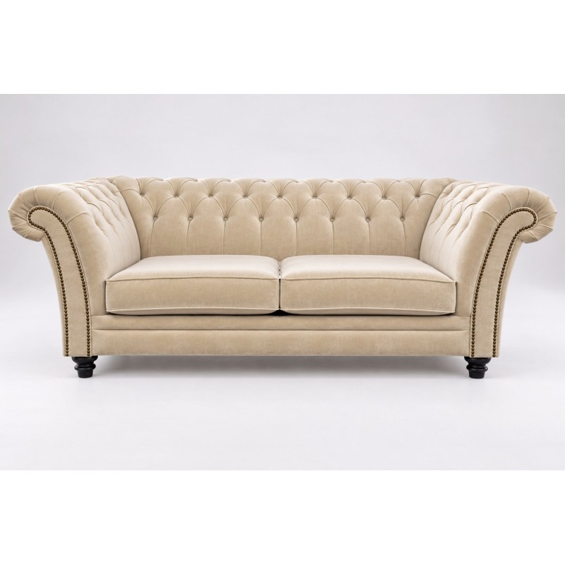 Sofa chesterfield Aprikola 200 cm w jasnej tkaninie, widok od frontu Sofa chesterfield Aprikola 200 cm w jasnej tkaninie, widok od frontu
