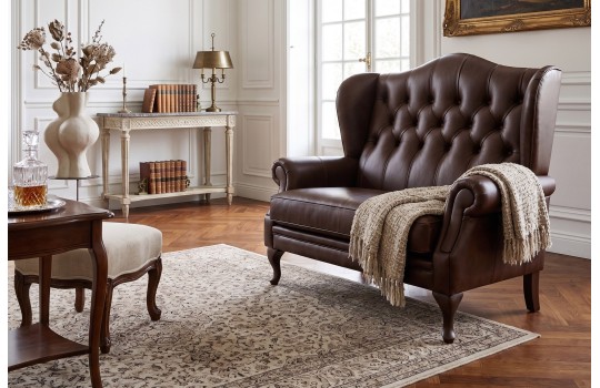 Dwuosobowa sofa Bertiso 150 cm w brązowej skórze w aranżacji salonu Dwuosobowa sofa Bertiso 150 cm w brązowej skórze w aranżacji salonu