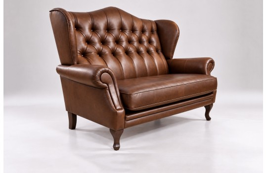 Dwuosobowa sofa chesterfield z wysokim oparciem Bertiso na jasnym tle Dwuosobowa sofa chesterfield z wysokim oparciem Bertiso na jasnym tle