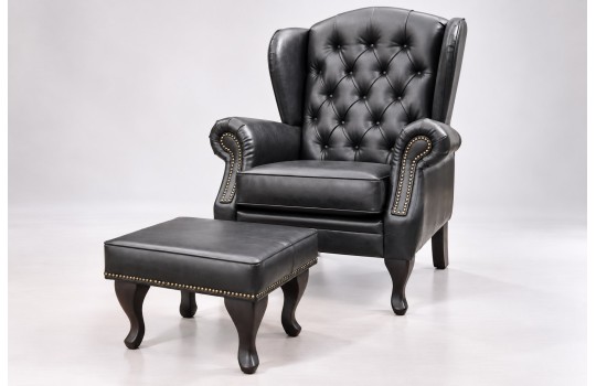 Fotel chesterfield Bertiso z pufą w czarnym skórzanym wykończeniu Fotel chesterfield Bertiso z pufą w czarnym skórzanym wykończeniu