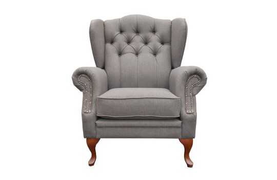 Pikowany fotel z nóżkami ludwikowskimi Bertiso 