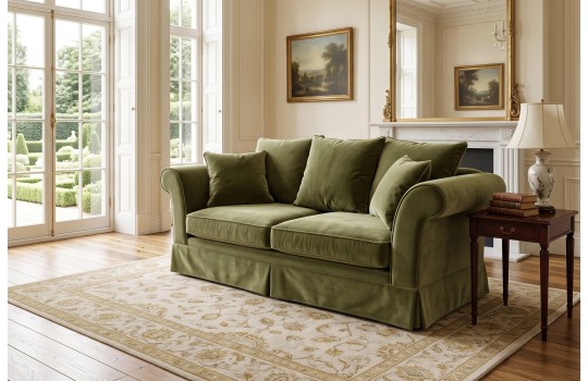 Oliwkowa sofa w stylu angielskim Bufalo na wzorzystym dywanie w salonie z widokiem na ogród