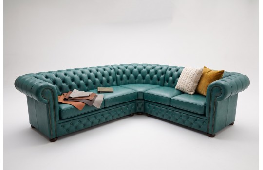 Ciemnozielony narożnik chesterfield Marlon 300x240 cm z poduszkami