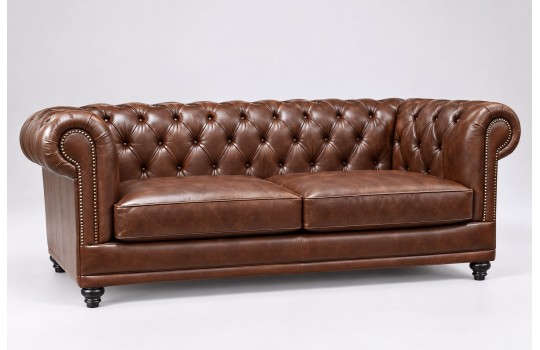 Brązowa skórzana sofa chesterfield Luiza z pikowanym oparciem i toczonymi nóżkami Brązowa skórzana sofa chesterfield Luiza z pikowanym oparciem i toczonymi nóżkami