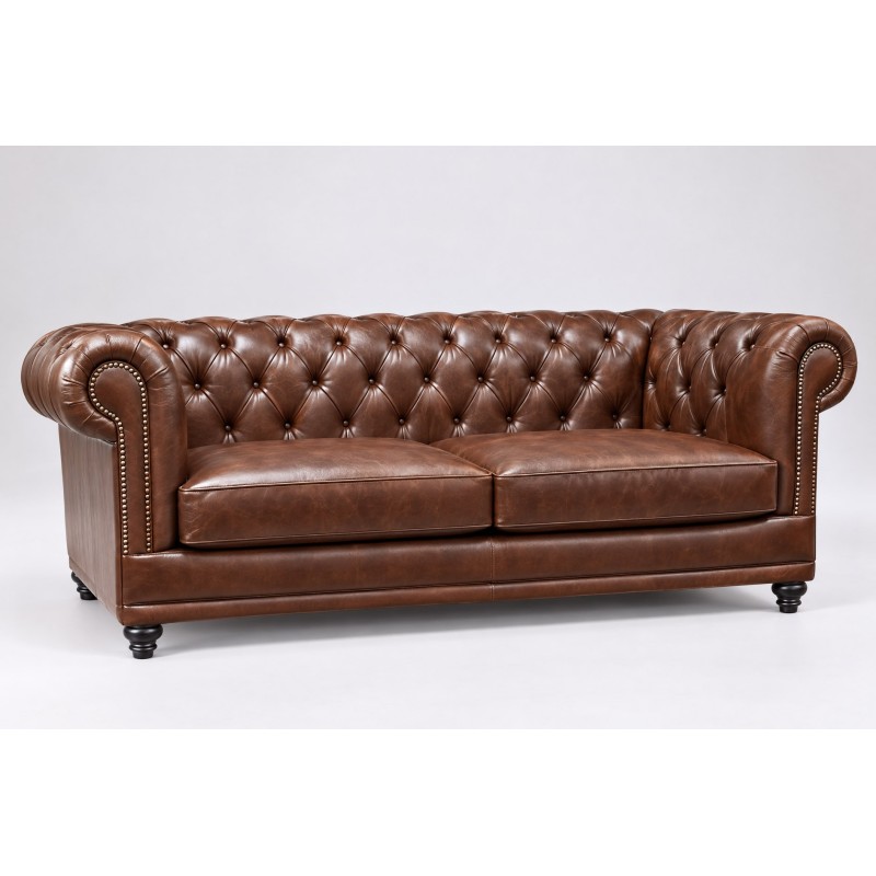 Brązowa skórzana sofa chesterfield Luiza z pikowanym oparciem i toczonymi nóżkami Brązowa skórzana sofa chesterfield Luiza z pikowanym oparciem i toczonymi nóżkami