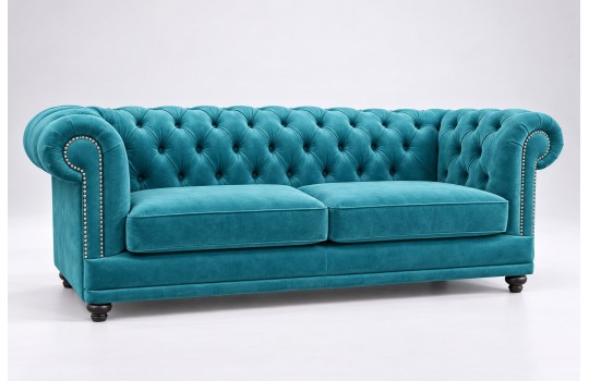 Turkusowa welurowa sofa chesterfield Luiza widziana pod kątem Turkusowa welurowa sofa chesterfield Luiza widziana pod kątem