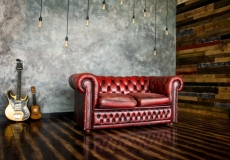 Kanapa chesterfield, czyli najpopularniejsze sofy w stylu angielskim do salonu